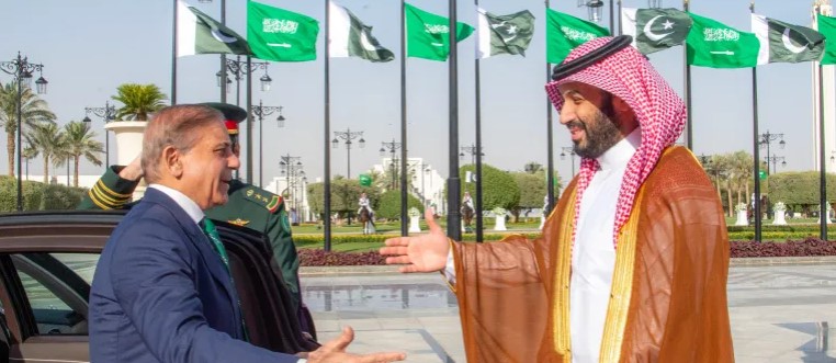 ولي العهد السعودي محمد بن سلمان ونظيره الباكستاني