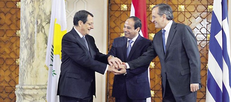 إبراهيم كالن رئيس الاستخبارات التركية مع المشير خليفة حفتر قائد الجيش الوطني فى بنغازى بشرق ليبيا