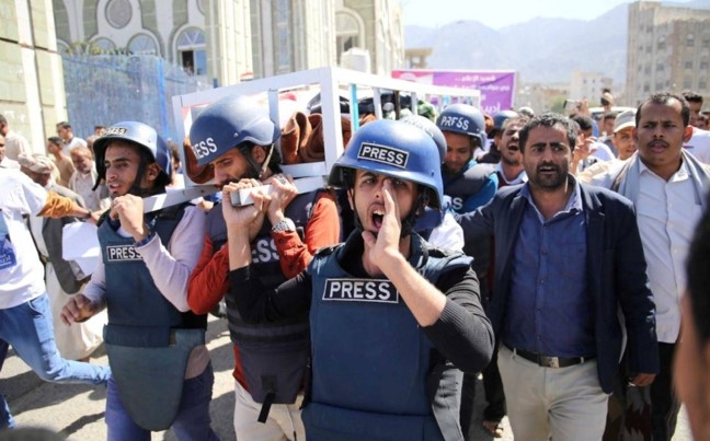 وفي اليمن خصوصًا، يصور التقرير كيف تحول الصحفيون إلى "ضحايا منسيين" لحرب متعددة الأطراف يتعرضون خلالها للاعتقال والتعذيب والإخفاء القسري، فضلًا عن الغارات الإسرائيلية.